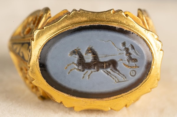 İngiltere’nin Somerset bölgesinde metal dedektörüyle hobi amaçlı arama yapan iki arkadaş, çamurlu bir arazide Roma dönemine ait altın bir yüzük keşfetti.