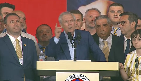 Fenerbahçe’de sonucu merakla beklenen kongrede başkanlık seçimini kazanan Aziz Yıldırım oldu.