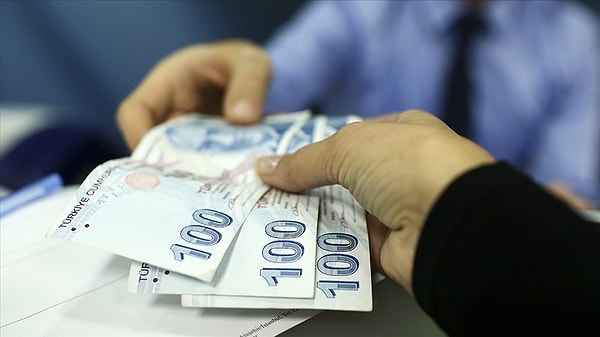Enflasyonla mücadeleye rağmen yaşanan düşüşün sınırlı olması, sabit maaşların alım gücünü de düşürmeye devam ediyor.