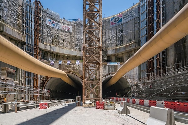 Büyük Körfez Bölgesi'ndeki ulaşım altyapısının can damarı haline gelen bu mega proje, Kuzeybatı Yeni Bölgeler’ini, Hong Kong Uluslararası Havalimanı’na ve Hong Kong Limanı’na doğrudan bağlıyor.
