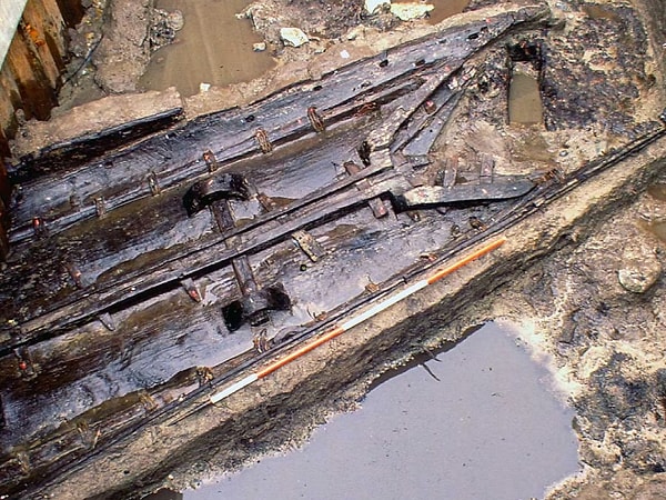 Günümüz kıyı şeridinden uzakta yer alan bu konum coğrafi yapının zamanla değiştiğini kanıtlıyor