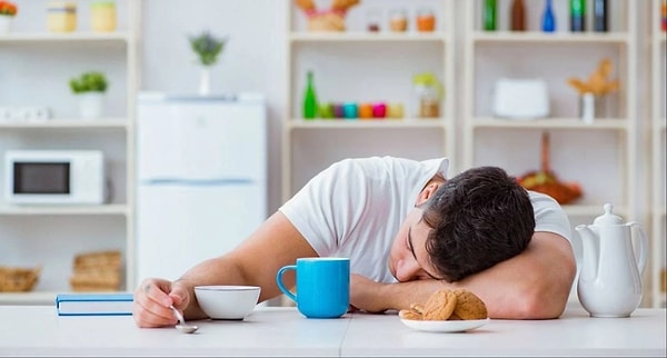 Dr. Chatterjee'ye göre protein ve lif bakımından yetersiz öğle yemekleri, kan şekerinin daha hızlı yükselip düşmesine neden olarak öğleden sonra yaşanan ağırlık hissini artırabiliyor.