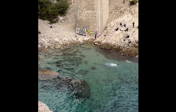 From an outsider's perspective, leaping into the water from a great height or from the water's edge may merely seem like an adrenaline-fueled fun activity. However, beneath the surface, it carries significant physical risks.
