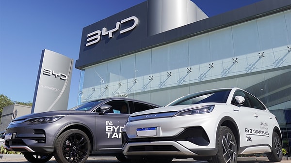 Dünyanın en büyük elektrikli araç üreticilerinden biri olan Çin merkezli BYD, Türkiye'de inşa etmeyi planladığı büyük üretim tesisi projesini askıya aldığını resmen ilan etti.