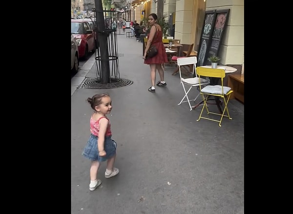 Videoda minik kızın hiç tanımadığı insanlara yaklaşarak selam vermesi ve el sallaması, sadece izleyenleri duygulandıran tatlı bir an değil, aslında insan psikolojisinin en temel ihtiyaçlarından birini tetikleyen bir durum.