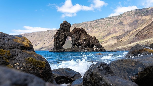 El Hierro, modern turizmin büyük ölçüde teğet geçtiği, doğanın hâlâ başrolde olduğu bir nokta.