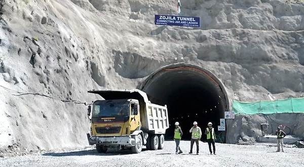 Hindistan'ın en zorlu altyapı projelerinden biri olarak gösterilen Zojila Tüneli'nde önemli bir dönüm noktasına ulaşıldı.