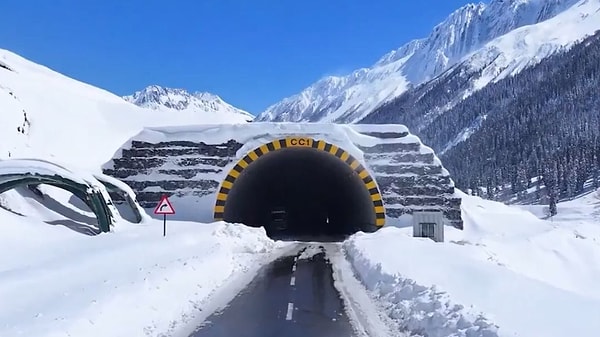 Drass'ta yaşayan Tashi Angmo ise kış turizminin canlanmasını beklediklerini ifade ederek, "Turistler artık yılın her döneminde gelebilecek. Bu da bölge ekonomisine büyük katkı sağlayacak" diye konuştu.