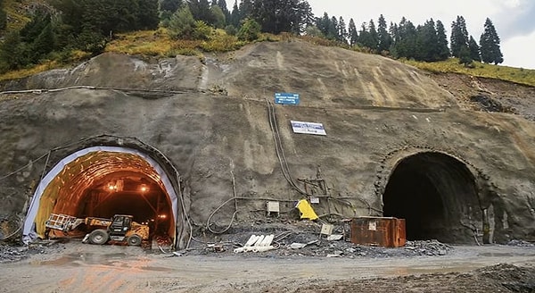 Hindistan Karayolu Ulaştırma ve Otoyollar Bakanı Nitin Gadkari, projedeki son aşamanın tamamlanmasını "Hindistan'ın en zorlu altyapı başarısı" olarak nitelendirirken, tünelin açılmasıyla birlikte bölgedeki ulaşımın dört mevsim kesintisiz hale geleceğini belirtti.