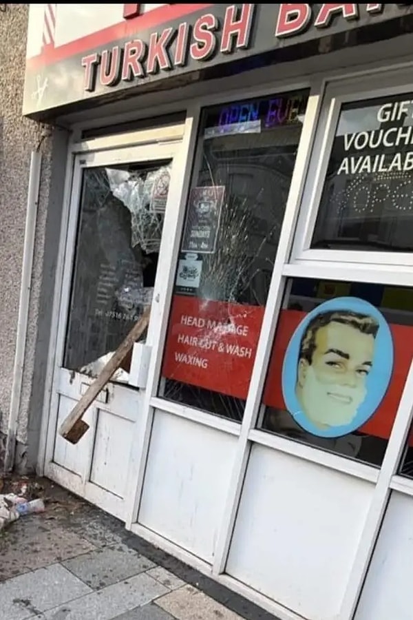 Türklerin işlettiği berberin camları kırıldı.