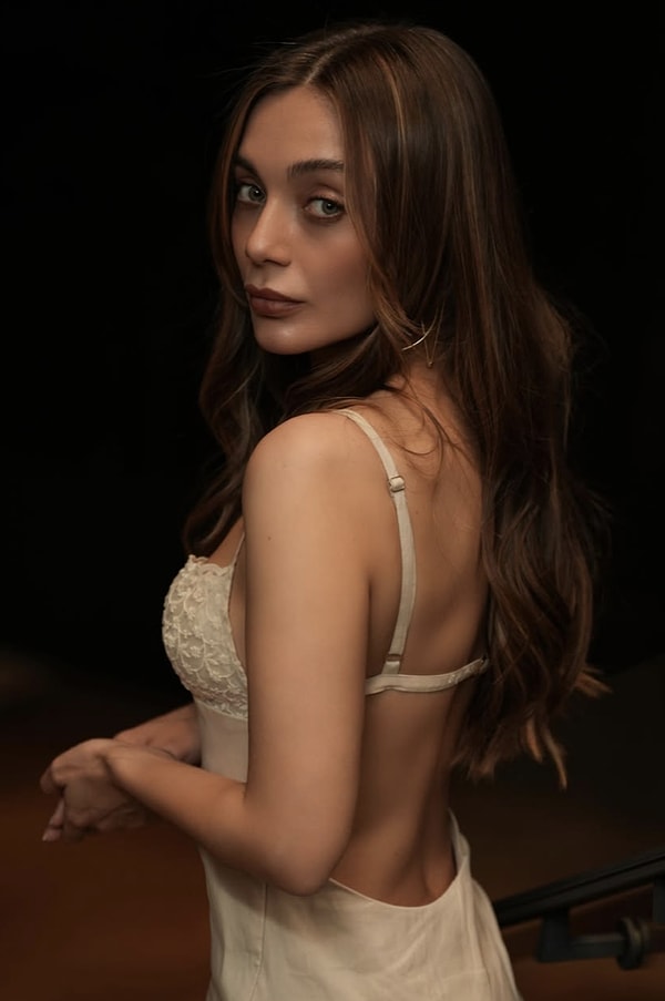 Recently, the beautiful actress has been making headlines with her relationship with businessman Ilkay Akıncı.
