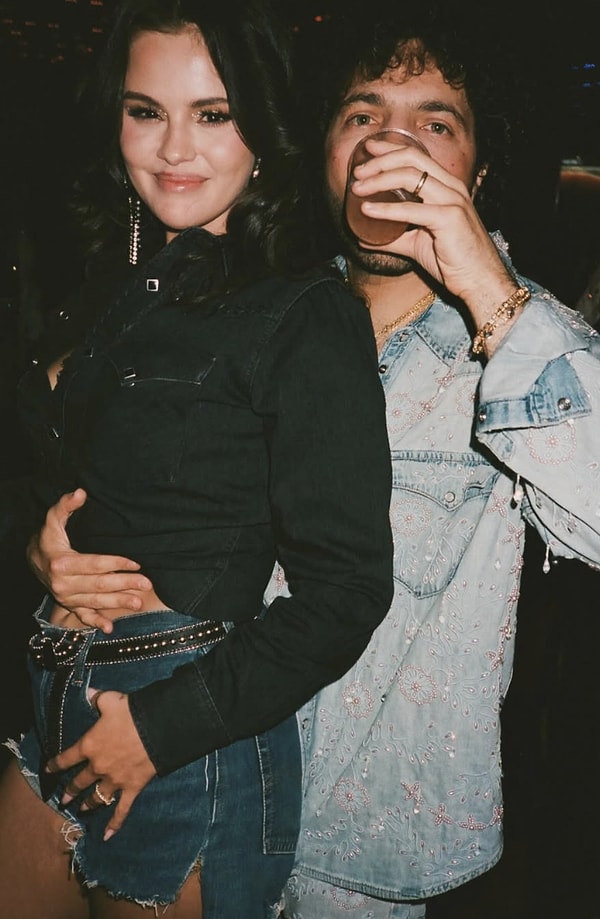 Dünyanın en çok konuşulan çiftlerinden biri haline gelen Selena Gomez ve Benny Blanco, aşklarını gözlerden uzak yaşamayı tercih etseler de yaptıkları her paylaşım ve verdikleri her röportajla magazin gündemini sallamaya devam ediyor.