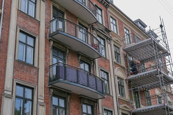 Balkon hayalini gerçeğe dönüştürmek sadece paraya bağlı değil; ciddi bir yasal ve toplumsal onay süreci gerektiriyor.