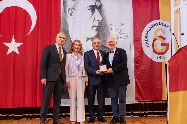 Neyse, dönelim Reha Bilge'ye; çünkü asıl tatlı kısım orada.