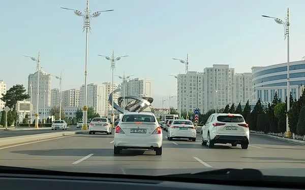 Aşkabat’ın beyaz şehir görüntüsüyle bağlantılı