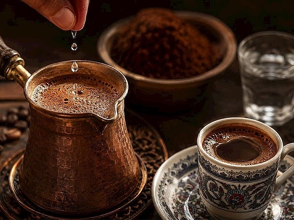 Türk kahvesine pişirme aşamasında eklenen çok küçük bir su damlası, ilk bakışta önemsiz gibi görünse de hem sunum hem de içim deneyimi üzerinde dikkat çekici etkiler yaratabiliyor.