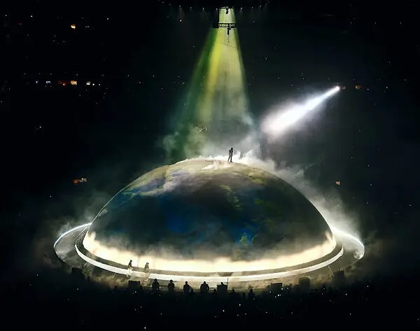 Dünyaca ünlü rap yıldızı Kanye West'in İstanbul'da verdiği ve günlerce konuşulan tarihi konser, yalnızca müzikseverleri değil sanat dünyasını da ikiye böldü.