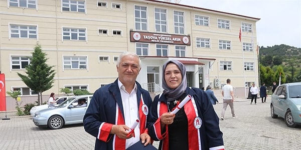 Amasya’da 30 yıllık evli Fadime ve Muammer Öztürk çifti, hayatlarının ilerleyen döneminde birlikte üniversite eğitimine başlayarak örnek bir başarıya imza attı.