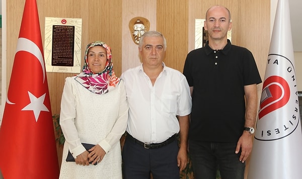 Mezuniyetini dereceyle tamamlayan Fadime Öztürk, bu sürecin kendisi için hem kişisel hem de duygusal açıdan özel bir deneyim olduğunu ifade ederken, eğitim hayatının her yaşta sürdürülebileceğini vurguladı.