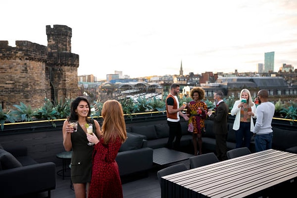Taksim Rooftop Barlarında Atmosfer ve Menü Rehberi