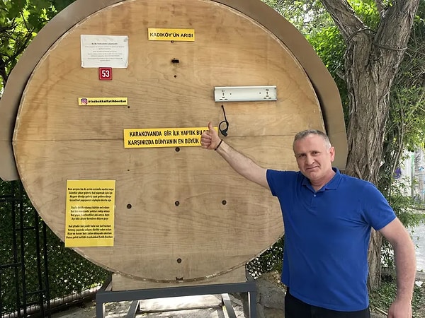 Arıcılığın günlük hayatındaki stresini azalttığını ifade eden Bostan, arıların yaşam için vazgeçilmez olduğuna dikkat çekiyor.