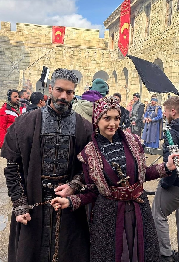 Kuruluş Orhan'da partner olan Şükrü Özyıldız ve Cemre Gümeli'nin dizi aşkının gerçek olduğu iddia edilmişti.