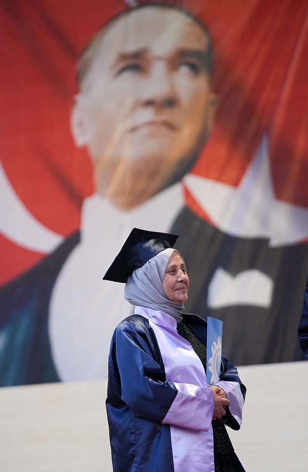 38 yıl sonra bölüm birincisi olarak mezun oldu.