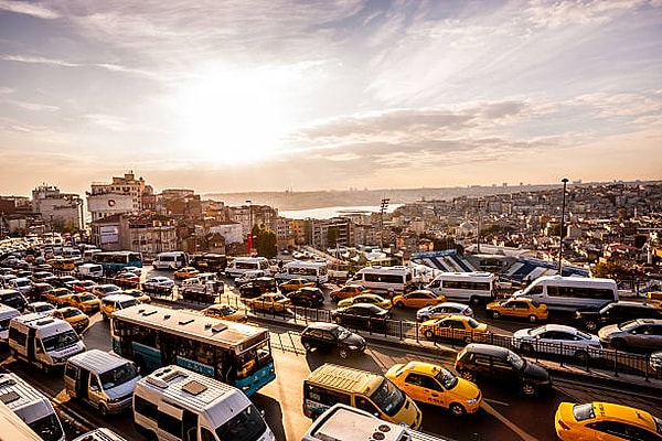 Yastıklarını Alıp Sabahın 5'inde Yollara Düşüyorlar!
