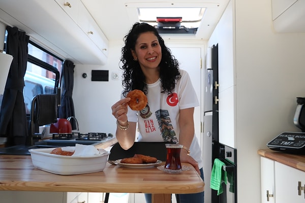 Yürüyen evlerini hem yaşam alanı hem de bir iş yeri olarak kullanan Bozdağ çifti, şimdilik iki çocuklarının eğitim hayatı nedeniyle sadece tatillerde yola çıkabiliyor.