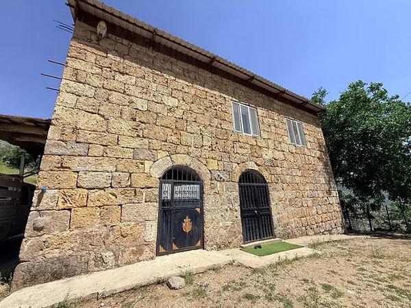 Zorlu Doğa Koşullarına Karşı Tek Başına Evi İnşaa Etti