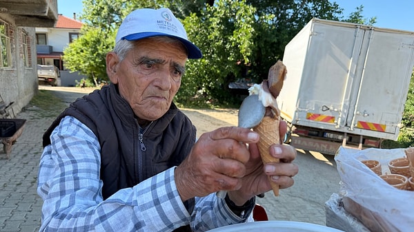 Dondurmacılığın kendisi için sadece bir iş değil, tüm hayatı olduğunu dile getiren Hasan Yılmaz, verdiği yaşam mücadelesini gururla anlatıyor: