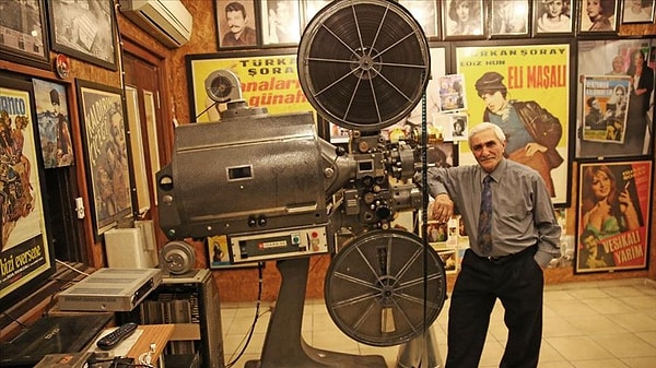 8. Film makinisti, dijital projeksiyon teknisyenine dönüştü.