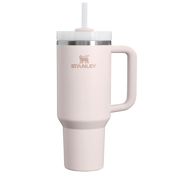 Gün boyu su veya kahve tüketimini en şık şekilde yönetmek isteyenler için Stanley Quencher pipetli termos bardak!