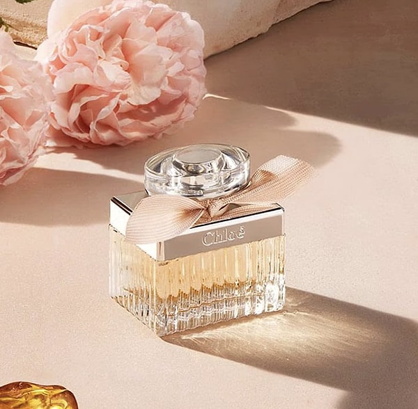 Temiz, pudralı ve imza bir koku arayan yengeç kadınlarının tenine mükemmel uyum sağlayacak Chloe Signature parfüm!