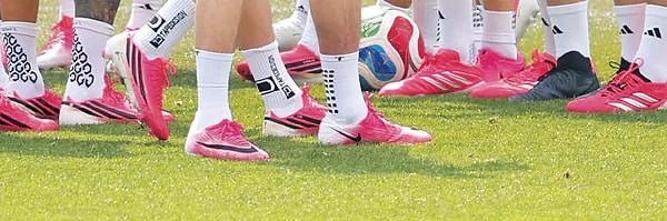 Dünya Kupası maçlarını izlerken gözünüze çarpan o parlak renk tesadüf değil; günümüzde futbol sahaları, en son moda trendlerinin ve zekice tasarlanmış pazarlama stratejilerinin vitrini haline gelmiş durumda.