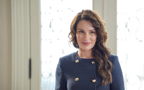 Ece İrtem, kariyeri boyunca birçok televizyon projesinde yer alsa da son dönemde Kızılcık Şerbeti dizisindeki Işıl karakteriyle adından sıkça söz ettiriyordu.