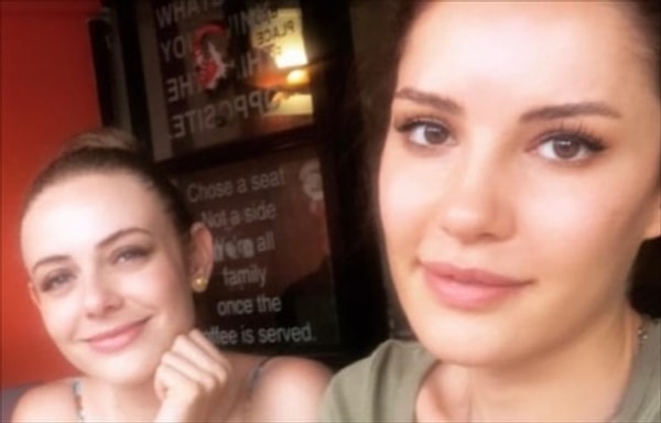 Son olarak Kızılcık Şerbeti dizisinde canlandırdığı Işıl karakteriyle ekranlara gelen genç oyuncunun ani ölümü sevenlerini yasa boğarken, vefatının ardından ortaya çıkan yeni detaylar da herkesi derinden etkiledi.