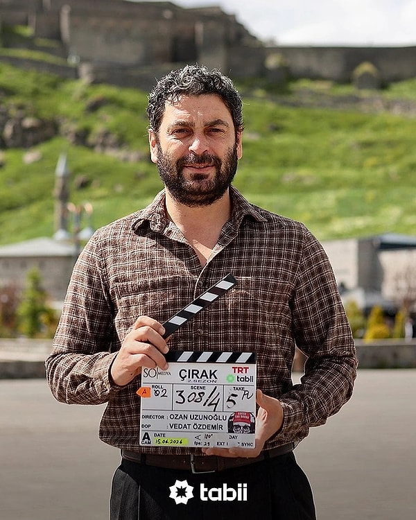Kanal D'nin fenomen dizisi Uzak Şehir'in Cihan Albora'sı Ozan Akbaba, Uzak Şehir'in sezon finali yapmasıyla Tabii dizisi Çırak'ın çekimlerine başladı.