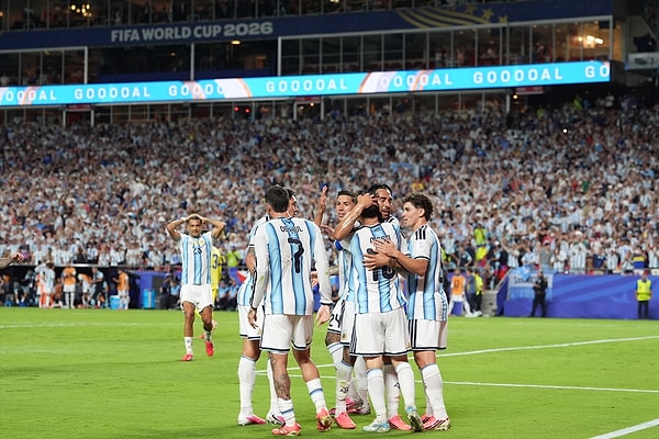 Arjantinliler 5. dakikada Messi'nin attığı golle sevinirken, Cezayirliler 9. dakikada Chaibi'nin filelere giden topuyla sevindi ancak iki gol de ofsayt gerekçesiyle sayılmadı.