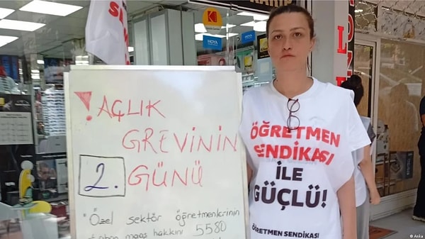 CHP Grup Başkanı Özgür Özel, hak aramak için açlık grevine başlayan öğretmenlere destek ziyaretinde Cumhurbaşkanı Recep Tayyip Erdoğan'a seslenerek, "Ayıptır, yazıktır, günahtır. Bu öğretmenlerin hakkını verin. Bu işin siyaseti yok. Bu öğretmenler ne CHP’li ne bir başka partili. Her partiden insan var. Anadolu'nun her yerinden insan var. Bundan sonra yapılan bu zulmü sona erdirmek boynunuzun borcudur" dedi.