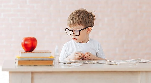 While it may be impossible to completely eliminate these distractions from children's lives, parents of highly focused children implement 5 effective methods at home, which are as follows: