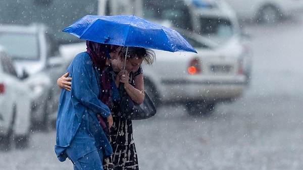 Meteoroloji Genel Müdürlüğü (MGM), ülkenin çok geniş bir kesiminde etkili olması beklenen şiddetli hava olaylarına karşı ardı ardına uyarılarda bulundu.