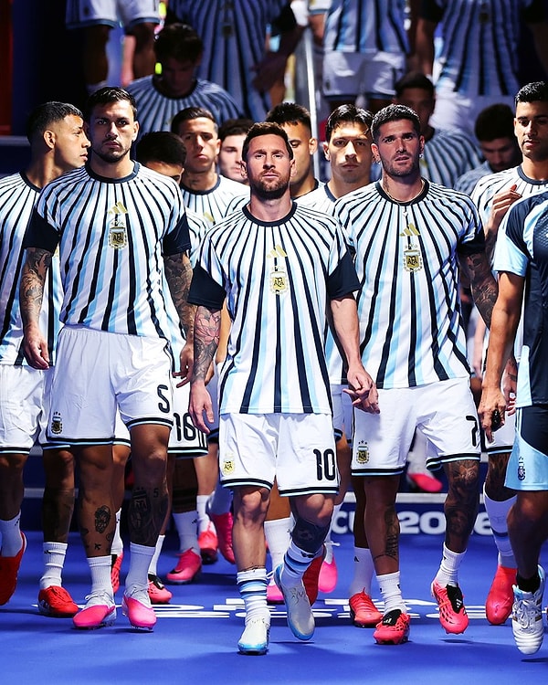 Lionel Messi'nin takım arkadaşlarıyla Cezayir maçı öncesi verdiği poz dünyada gündem oldu.