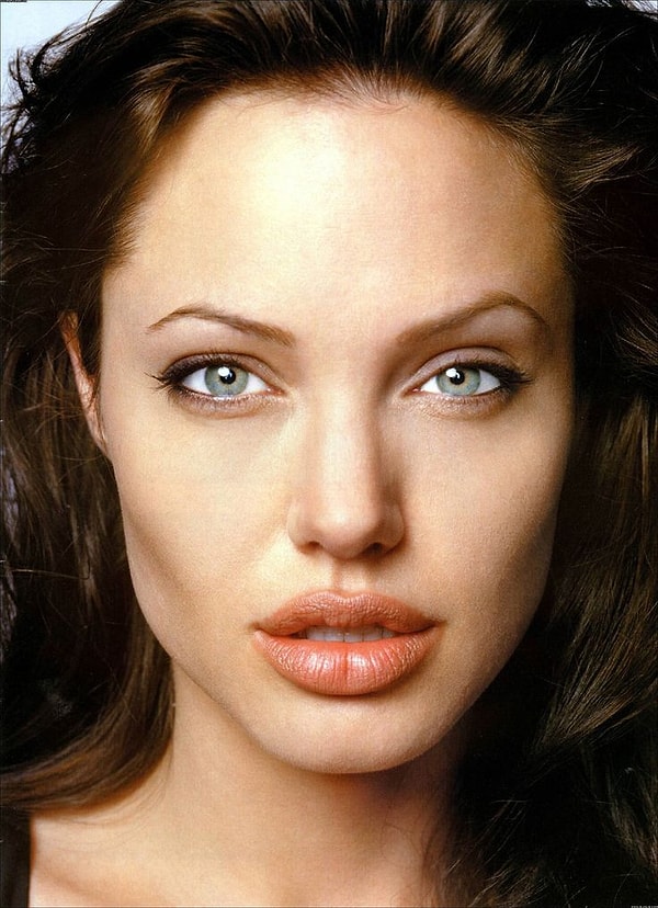 Hollywood tarihinde güzelliğiyle ikon haline gelmiş kadınlar sayılırken Angelina Jolie'nin adı neredeyse her listenin en üst sıralarında yer alıyor.