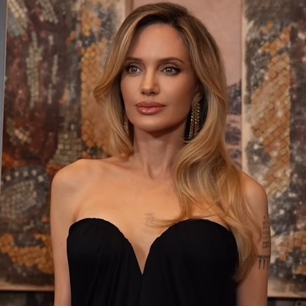 Nisan ayında yayılan fotoğraflarıyla günlerce konuşulan Angelina Jolie, bu kez yeni filmi Couture'un New York prömiyerinde ortaya çıktı.