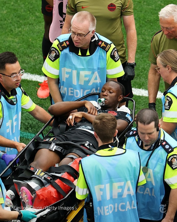 Kanada milli takımının başarılı orta saha oyuncusu Ismaël Koné, Katar ile karşı karşıya geldikleri mücadelede futbolseverleri korkutan talihsiz bir sakatlık yaşadı.