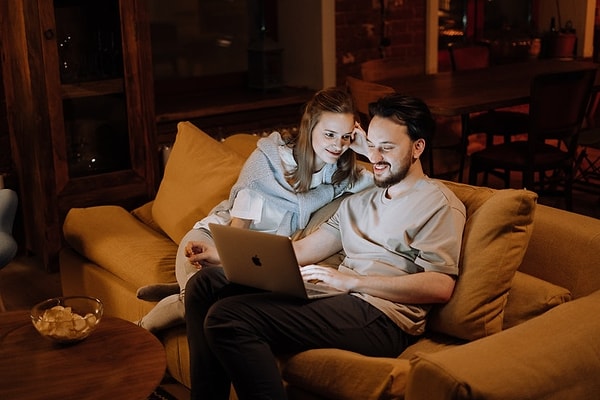 5. Sürekli "Beni Sevior musun?" Diye Bunaltmazlar