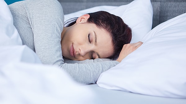 Pandemi sonrasında tüm dünyada yükselişe geçen sağlıklı yaşam trendi, insanları daha iyi dinlenebilmek için ağız bantları ve akıllı yataklar almaya yöneltti.
