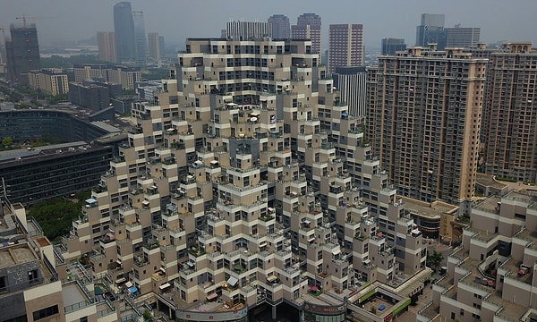 Projenin arkasındaki mimarlık firması Masters' Architectural Office, binayı tasarlarken sanılanın aksine antik Mısır piramitlerinden değil, Çin’in geleneksel basamaklı pirinç tarlalarından ilham aldıklarını belirtiyor.