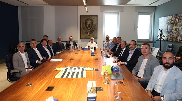 8 yıl aradan sonra yeniden Fenerbahçe Başkanlığına seçilen Aziz Yıldırım’ın teknik direktör tercihi İsmail Kartal olmuştu.